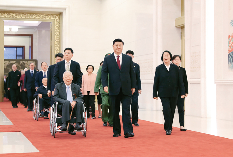 　　2019年9月29日，中华人民共和国国家勋章和国家荣誉称号颁授仪式在北京人民大会堂金色大厅隆重举行。中共中央总书记、国家主席、中央军委主席习近平同国家勋章和国家荣誉称号获得者一同步入会场。 新华社记者 丁海涛/摄